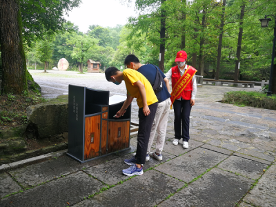 昆明三亚岛旅游区特勤队副队长刘佳楠规劝游客文明出行